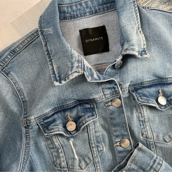 Dynamite Fitted Jean Jacket Distressed Lightwash🌸🩵 - Picture 4 of 11